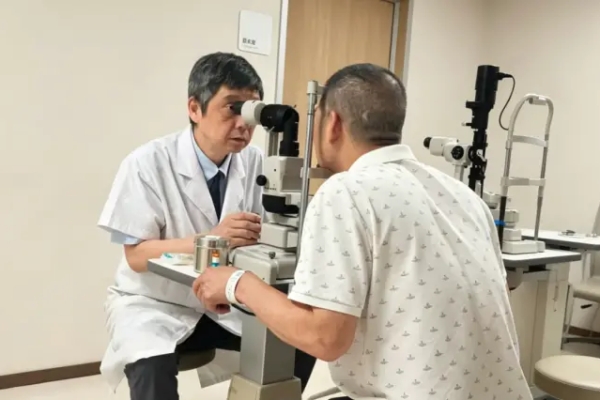 #跨越200公里“十年之约”：高度近视患者双眼视网膜脱离，十载托付同一医者