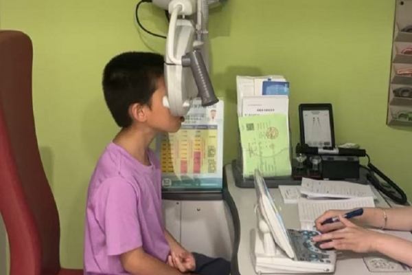 7岁男童视力骤降至0.1 南昌爱尔眼科医院精准施治守护“视”界