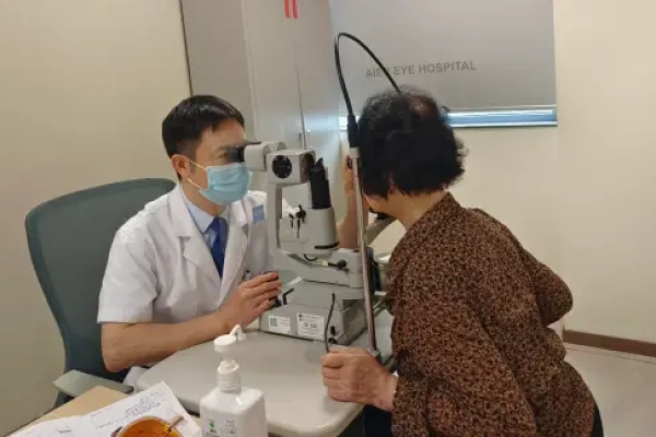 七旬老人惧怕手术拖到视物困难 南昌爱尔刘学群院长：青光眼用药无效须及时手术